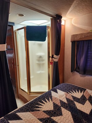 1 habitación, wifi y ropa de cama