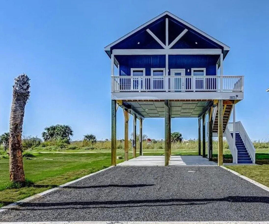 Beach House! King Suites, Ocean Views, Pool! Walk to Beach + Metal Detector 