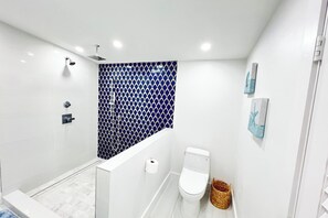 Asciugacapelli, asciugamani, sapone, shampoo