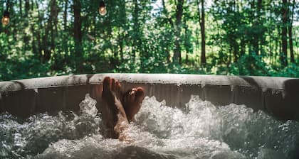 Treehouse w/ Hot Tub near Shawnee National Forest