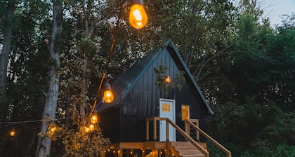 Treehouse w/ Hot Tub near Shawnee National Forest