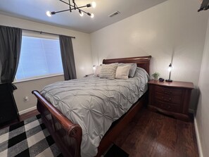 5 bedrooms, iron/ironing board, travel cot, WiFi - Stylish 4 level home in a quiet safe neighborhood nestled in a cul-de-sac.  (Pueblo)