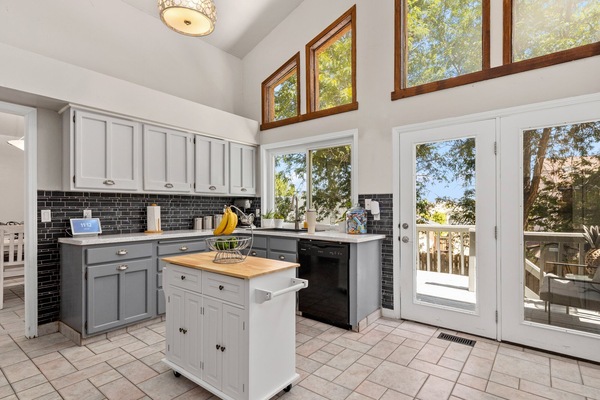 Mikrovågsugn, ugn, spishäll och diskmaskin