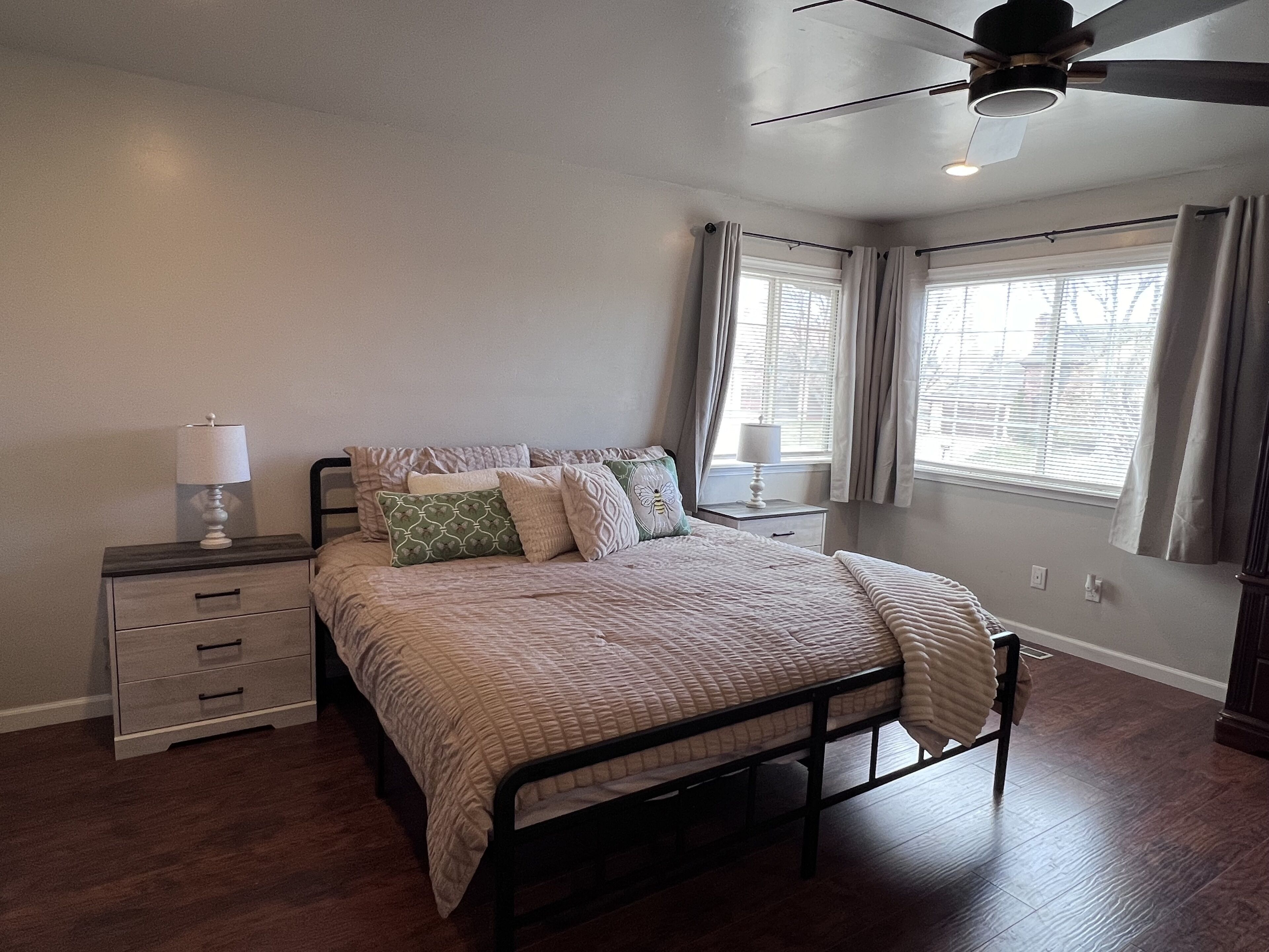 5 makuuhuonetta, silitysrauta/-lauta, vauvan matkasänky, Wi-Fi