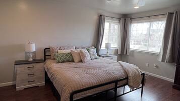 5 makuuhuonetta, silitysrauta/-lauta, vauvan matkasänky, Wi-Fi