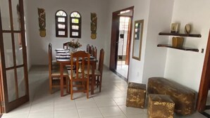 Basic House | Living area - Casa Espaçosa Ubatuba (Ubatuba)