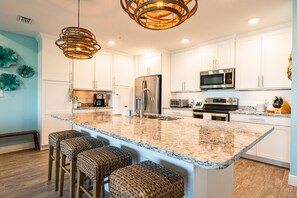 Fridge, microwave, oven, stovetop - ⚓Bungalow at Margaritaville! Less than 1 Mile to AMI!⚓ (Bradenton)