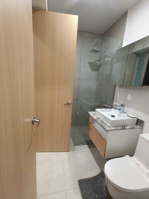 Dusche, Haartrockner, Handtücher, Toilettenpapier