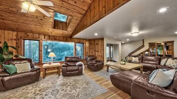 Smart TV, chimenea, futbolito y videoteca