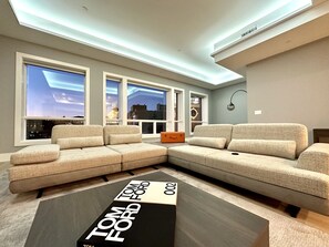 Luksussviitti | Oleskelualue | Älytelevisio, Netflix, Hulu, suoratoistopalvelut