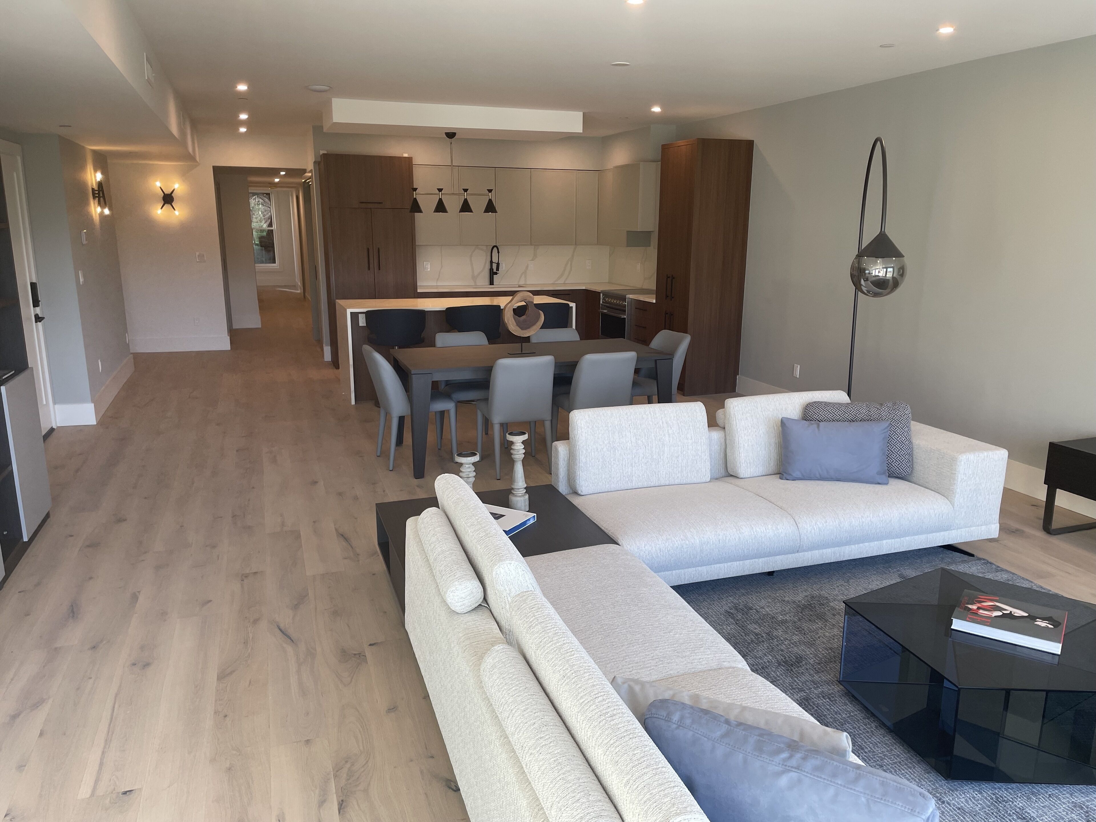 Un salon moderne avec un canapé, une table basse et un coin repas.