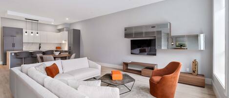 Luxury Suite 6 | Living area | Smart TV, Netflix, Hulu, streaming services