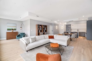 Luxury Suite | Living area | Smart TV, Netflix, Hulu, streaming services - The Monty Boston (Boston)