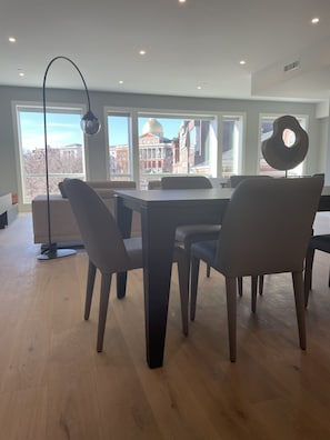 Luxury-Suite | Essbereich im Zimmer