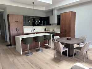 Luxury Suite 5 | Private kitchen | Full-sized fridge, microwave, oven, stovetop - The Monty Boston (Boston)