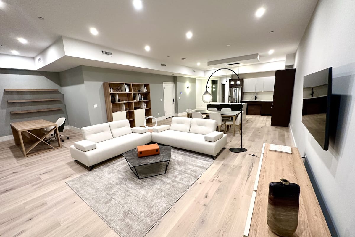 Luxe suite | Woonruimte | Een smart-tv, Netflix, Hulu en streamingdiensten
