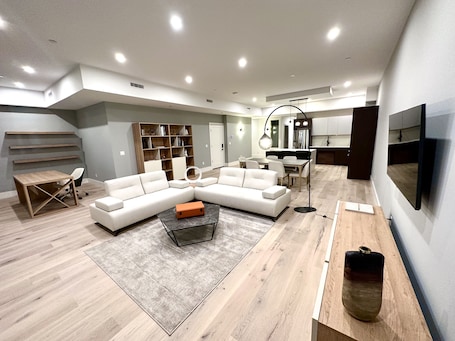 Luxury Suite 2 | Living area | Smart TV, Netflix, Hulu, streaming services