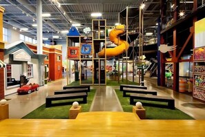 Children's area - 2xKing Beds, Pool, Gym, No-Stairs (Cornelius)