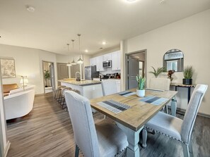 Dining - 2xKing Beds, Pool, Gym, No-Stairs (Cornelius)