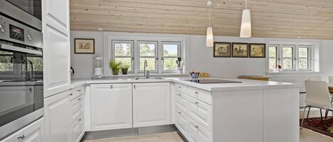 ثلاجة، موقد طهي مسطح، غسالة أطباق، ماكينة لصنع القهوة/الشاي