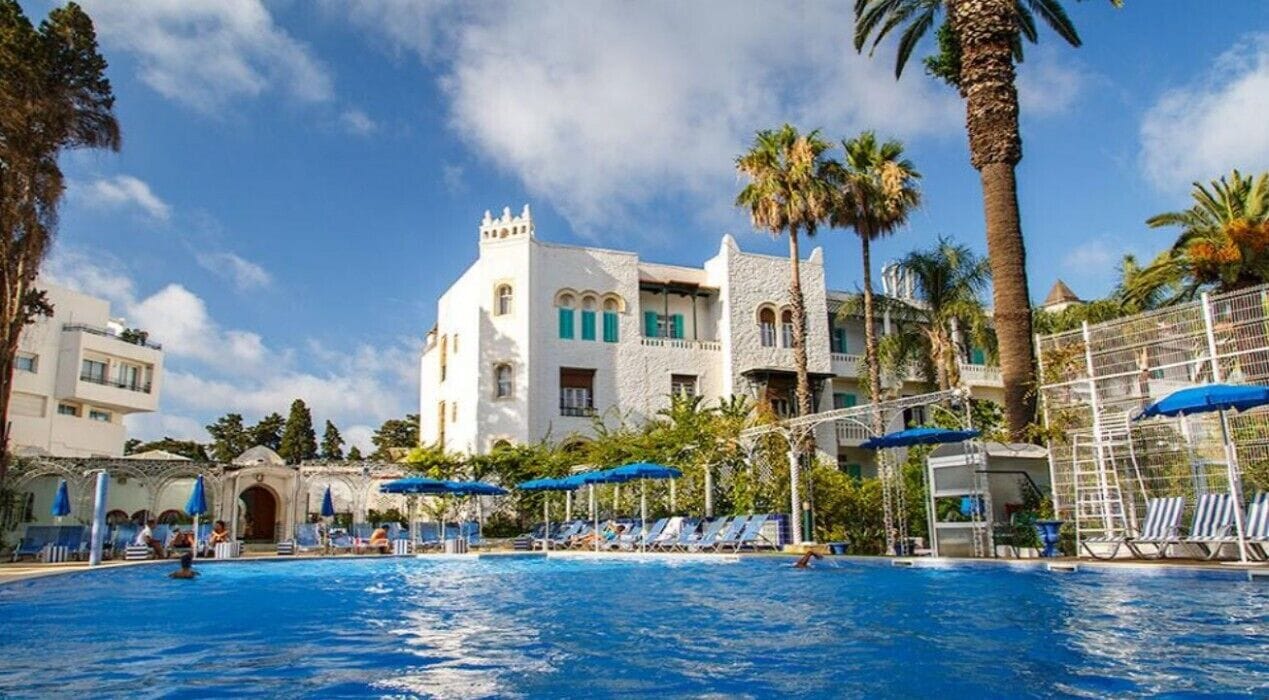 Seasonal outdoor pool, pool umbrellas, sun loungers