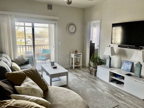 Affordable and family friendly. Cozy, oasis by the beaches🏖️☀️
 Condo with pool!