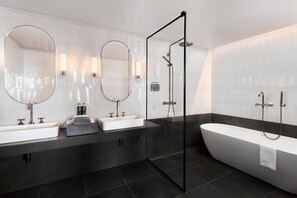 Premium bedding, down duvets, pillow-top beds, minibar - Clarion Hotel Karlatornet (Gothenburg)