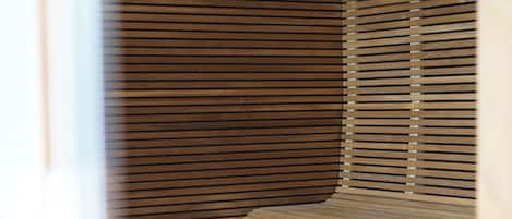 Una sauna con listones de madera y un banco.