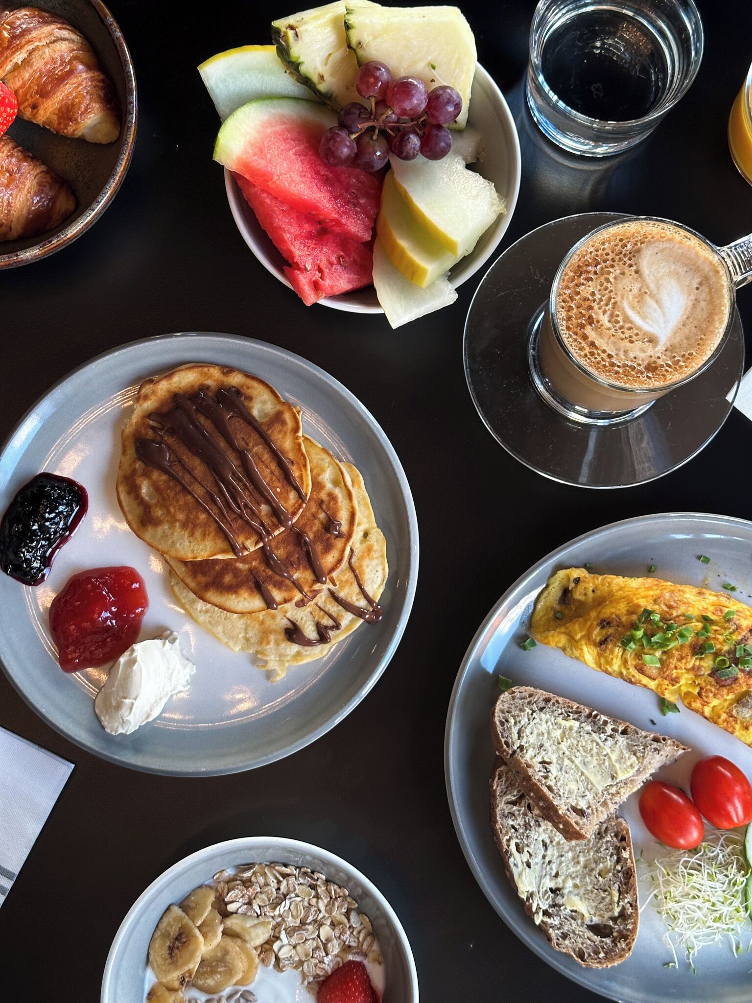 بوفيه فطور مجانًا يوميًا