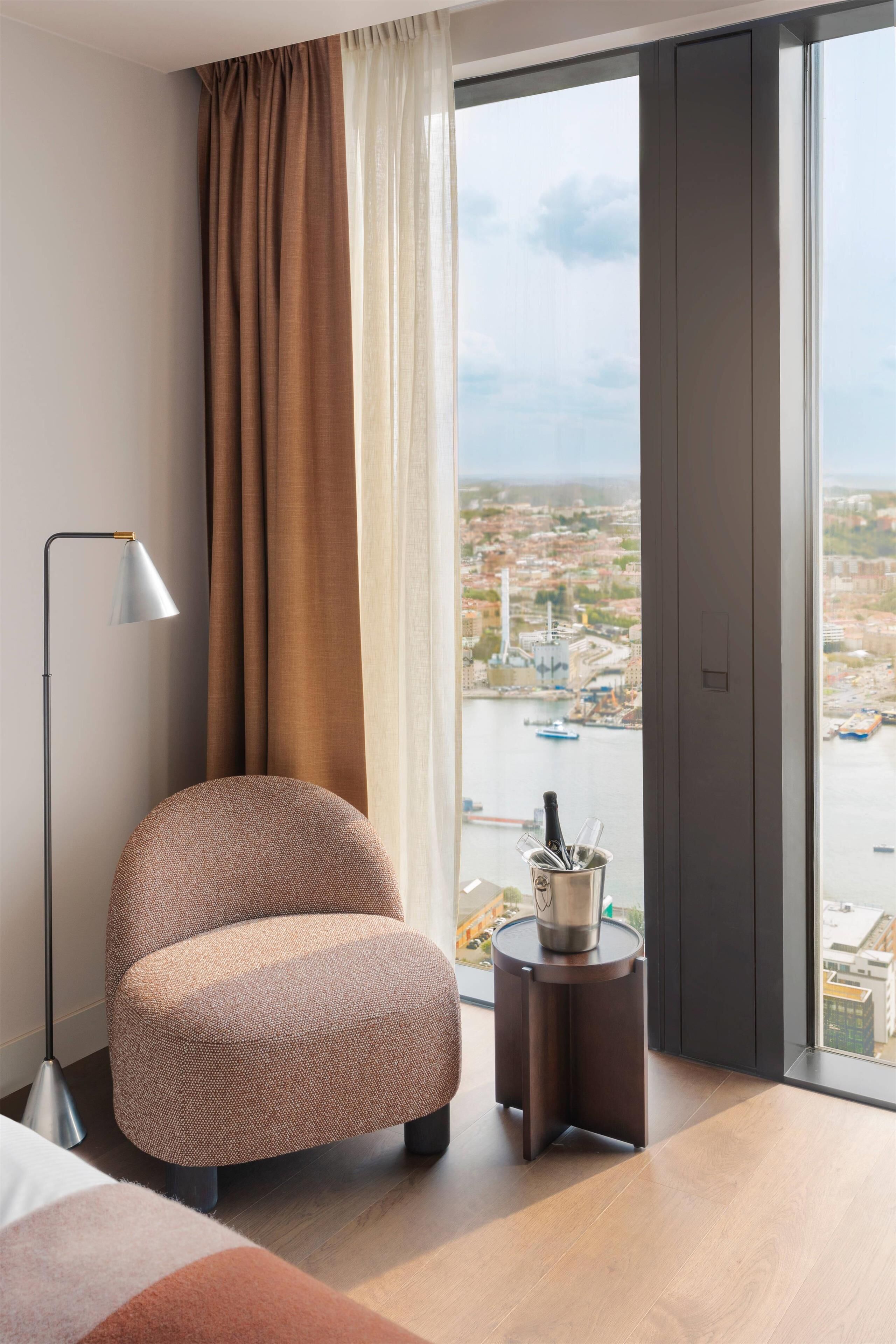 أغطية فراش متميزة وألحفة محشوة بالريش وأسرّة بطبقة علوية مريحة وميني بار