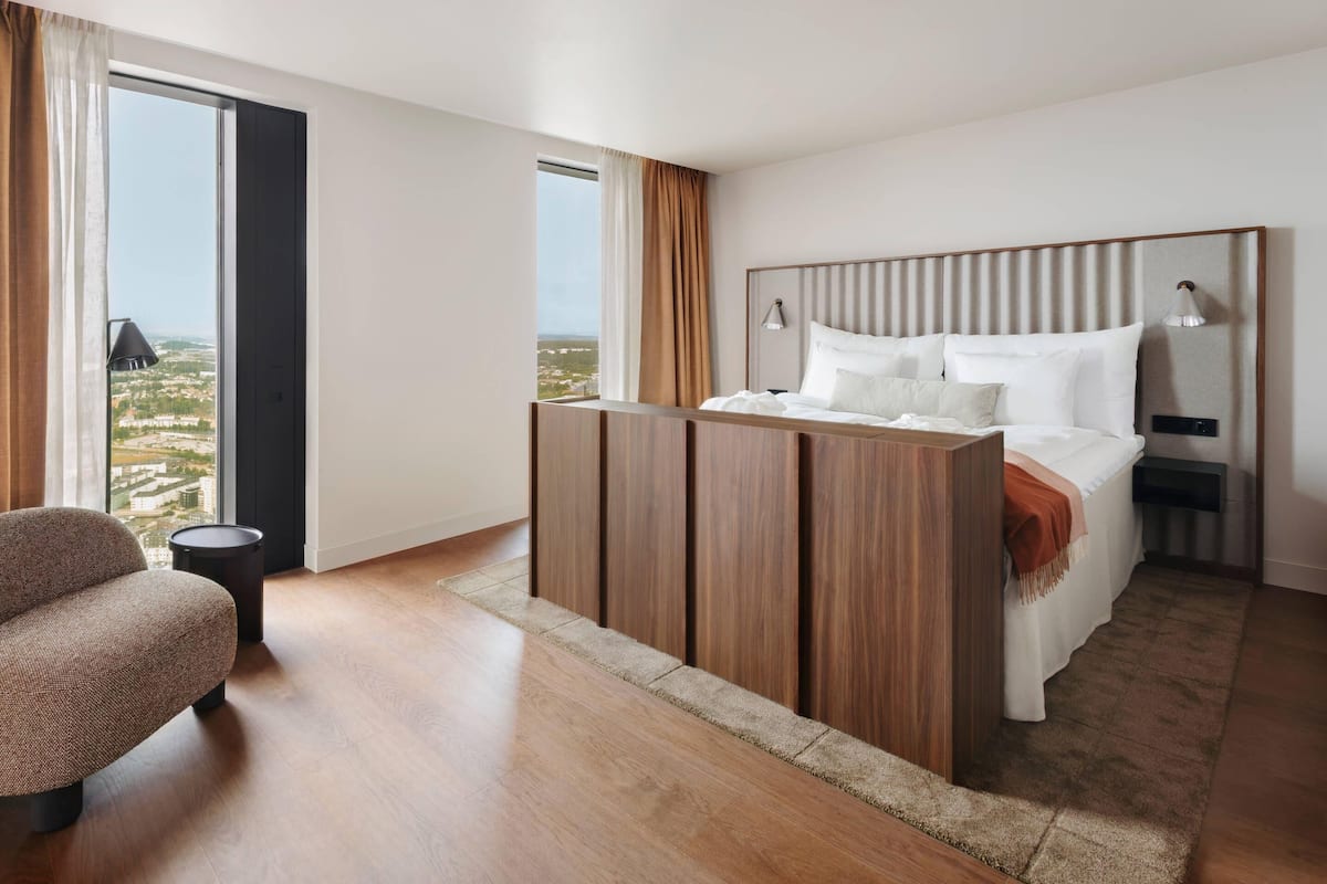 Suite, Non Smoking | 1 bilik tidur, peralatan tempat tidur premium, gebar bulu kapas