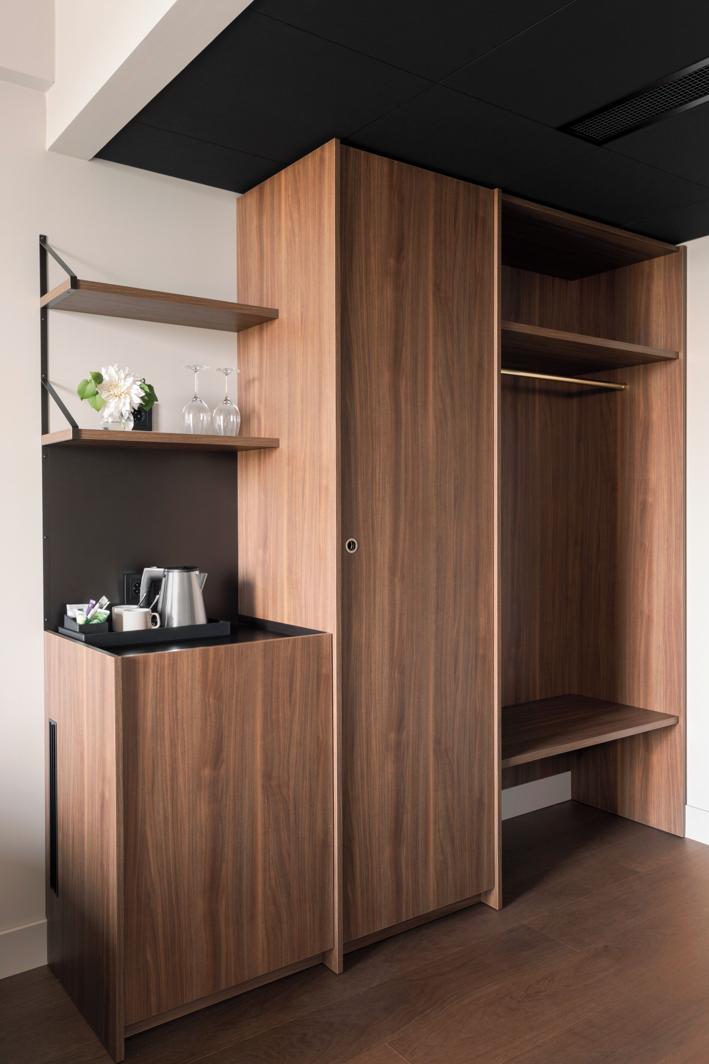 Une armoire moderne dotée d’étagères intégrées et d’une machine à café.