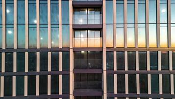 أغطية فراش متميزة وألحفة محشوة بالريش وأسرّة بطبقة علوية مريحة وميني بار