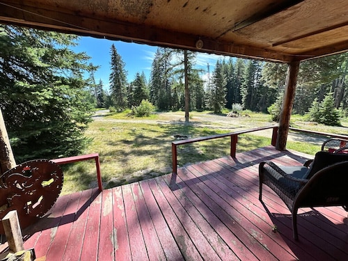 Cozy Cabin Across the Road from Lake Cascade, 4 miles to Tamarack Resort