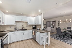 Fridge, microwave, oven, stovetop - Stunning 3 bedroom in the heart of Scottsdale (Scottsdale)