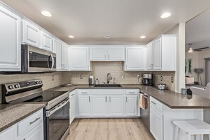 Fridge, microwave, oven, stovetop - Stunning 3 bedroom in the heart of Scottsdale (Scottsdale)