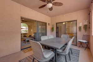 Outdoor dining - Stunning 3 bedroom in the heart of Scottsdale (Scottsdale)