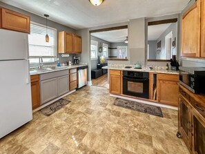 Fridge, microwave, oven, stovetop - Charming Cascade Cabin: Large Yard, Near Downtown! (Cascade)