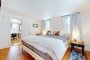 4 bedrooms, iron/ironing board, internet, bed sheets