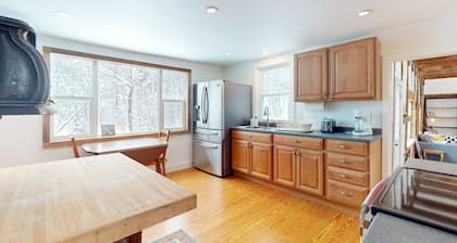 Charming farmhouse, dog friendly, Appalachian trail access