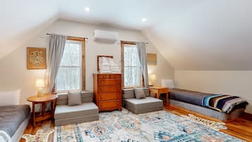 4 bedrooms, iron/ironing board, internet, bed sheets