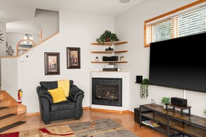 Smart TV, fireplace, stereo