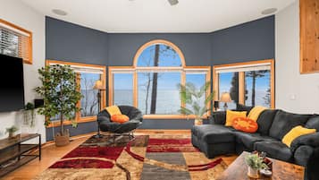 Smart-tv, een open haard en een stereo