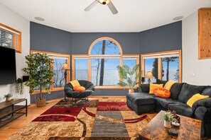 TV connectée, cheminée, chaîne hi-fi