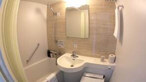 Quarto solteiro superior | Banheiro | Chuveiro/banheira combinados, secador de cabelo, roupões de banho