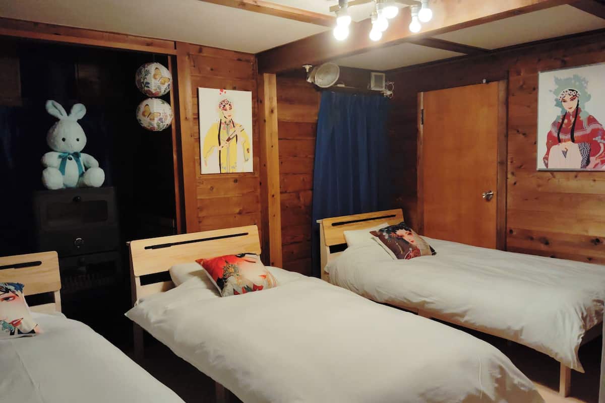 Quarto triplo standard | Roupas de cama premium, edredons de pluma, Wi-Fi de cortesia