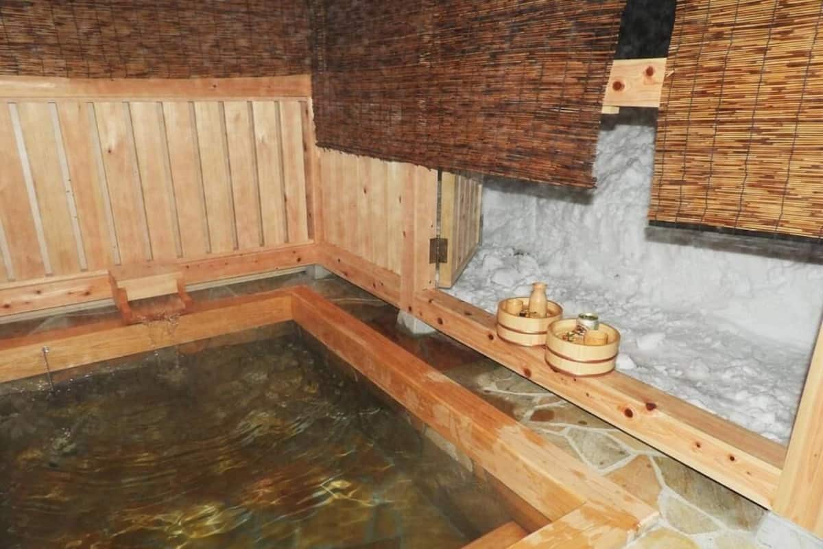 Superior Chalet | Bathroom | Combined shower/tub, rainfall showerhead, hair dryer