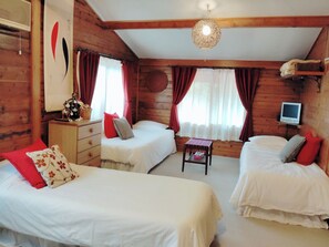 Habitación cuádruple | Ropa de cama de alta calidad, edredón, wifi gratis y ropa de cama