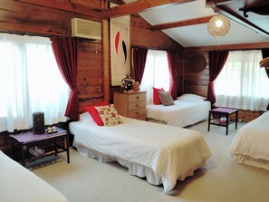 Habitación cuádruple | Ropa de cama de alta calidad, edredones de plumas, wifi gratis