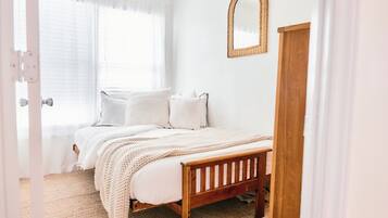 2 bedrooms, travel cot, WiFi, bed sheets